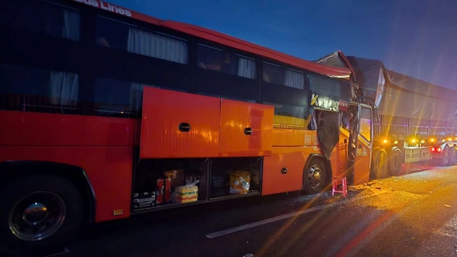 Cảnh s&aacute;t xuy&ecirc;n đ&ecirc;m giải cứu 21 h&agrave;nh kh&aacute;ch mắc kẹt sau tai nạn tr&ecirc;n cao tốc- Ảnh 3.