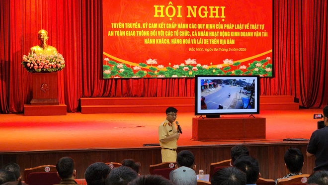CSGT hướng dẫn h&agrave;ng trăm t&agrave;i xế học c&aacute;ch ph&ograve;ng tr&aacute;nh tai nạn giao th&ocirc;ng- Ảnh 1.