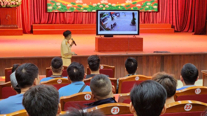 CSGT hướng dẫn h&agrave;ng trăm t&agrave;i xế học c&aacute;ch ph&ograve;ng tr&aacute;nh tai nạn giao th&ocirc;ng- Ảnh 6.