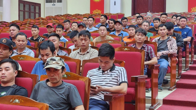 CSGT hướng dẫn h&agrave;ng trăm t&agrave;i xế học c&aacute;ch ph&ograve;ng tr&aacute;nh tai nạn giao th&ocirc;ng- Ảnh 2.