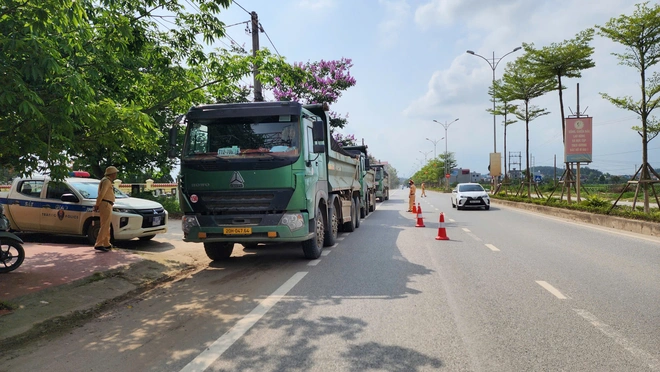 CSGT hướng dẫn h&agrave;ng trăm t&agrave;i xế học c&aacute;ch ph&ograve;ng tr&aacute;nh tai nạn giao th&ocirc;ng- Ảnh 10.