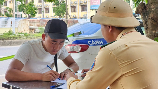 CSGT hướng dẫn h&agrave;ng trăm t&agrave;i xế học c&aacute;ch ph&ograve;ng tr&aacute;nh tai nạn giao th&ocirc;ng- Ảnh 11.