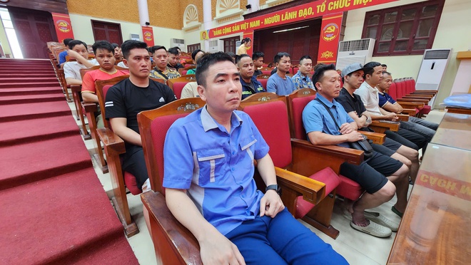 CSGT hướng dẫn h&agrave;ng trăm t&agrave;i xế học c&aacute;ch ph&ograve;ng tr&aacute;nh tai nạn giao th&ocirc;ng- Ảnh 4.