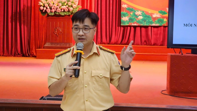 CSGT hướng dẫn h&agrave;ng trăm t&agrave;i xế học c&aacute;ch ph&ograve;ng tr&aacute;nh tai nạn giao th&ocirc;ng- Ảnh 3.