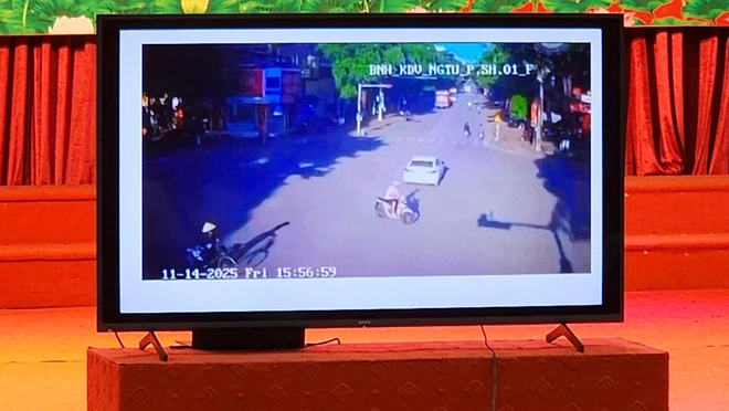 CSGT hướng dẫn h&agrave;ng trăm t&agrave;i xế học c&aacute;ch ph&ograve;ng tr&aacute;nh tai nạn giao th&ocirc;ng- Ảnh 7.