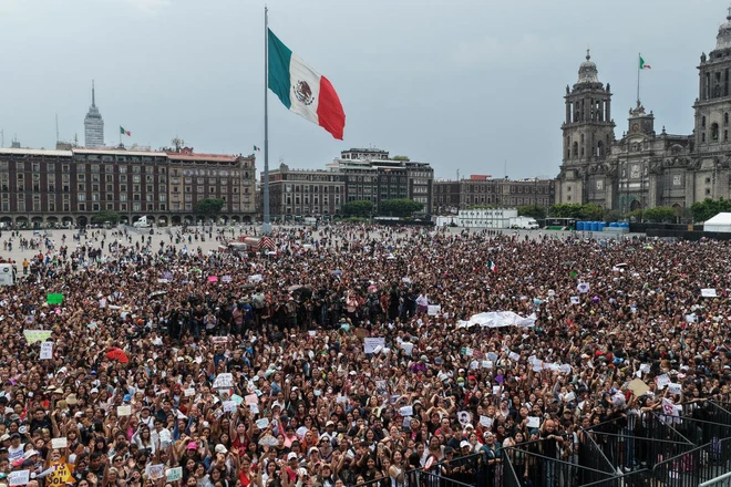 Kh&aacute;n giả bật kh&oacute;c khi thấy BTS xuất hiện c&ugrave;ng Tổng thống Mexico- Ảnh 6.
