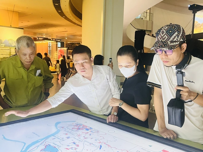 H&agrave; Nội: Người d&acirc;n h&aacute;o hức xếp h&agrave;ng kh&aacute;m ph&aacute; Quy hoạch Thủ đ&ocirc; tầm nh&igrave;n 100 năm - Ảnh 5.