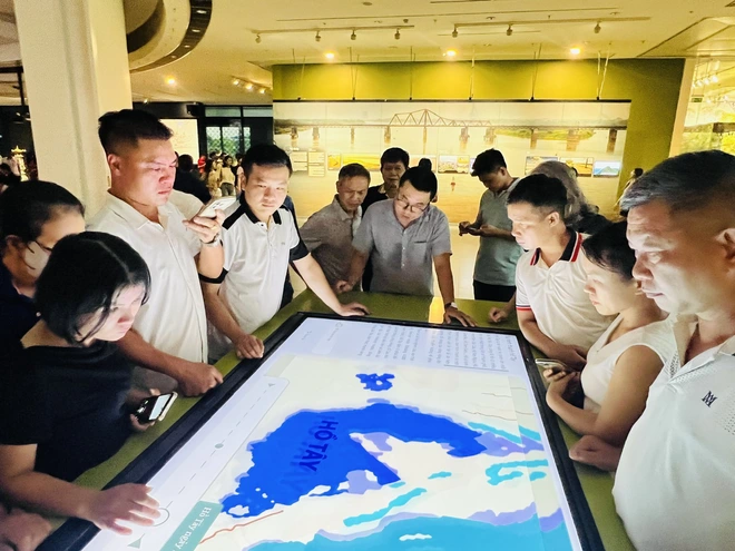 H&agrave; Nội: Người d&acirc;n h&aacute;o hức xếp h&agrave;ng kh&aacute;m ph&aacute; Quy hoạch Thủ đ&ocirc; tầm nh&igrave;n 100 năm - Ảnh 4.