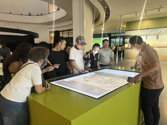 H&agrave; Nội: Người d&acirc;n h&aacute;o hức xếp h&agrave;ng kh&aacute;m ph&aacute; Quy hoạch Thủ đ&ocirc; tầm nh&igrave;n 100 năm - Ảnh 6.