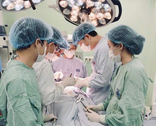 Phẫu thuật th&agrave;nh c&ocirc;ng khối u tuyến mang tai khổng lồ hơn 10cm cho 1 phụ nữ M&ocirc;ng - Ảnh 2.
