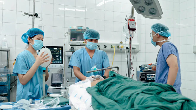 Khẩn trương cấp cứu c&aacute;c nạn nh&acirc;n vụ &ocirc;t&ocirc; kh&aacute;ch lao khỏi cao tốc Ph&aacute;p V&acirc;n &ndash; Cầu Giẽ - Ảnh 2.