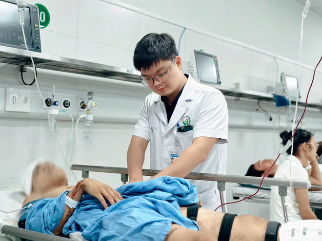 Khẩn trương cấp cứu c&aacute;c nạn nh&acirc;n vụ &ocirc;t&ocirc; kh&aacute;ch lao khỏi cao tốc Ph&aacute;p V&acirc;n &ndash; Cầu Giẽ - Ảnh 1.