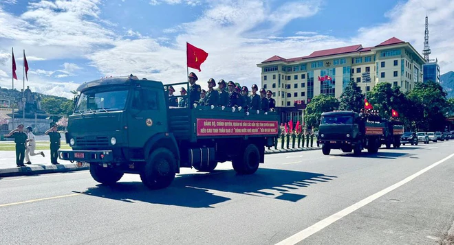 Tuy&ecirc;n Quang tổ chức đưa c&aacute;c h&agrave;i cốt liệt sĩ về nghĩa trang Vị Xuy&ecirc;n - Ảnh 7.