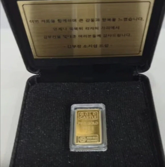 So Ji Sub chi tiền tỷ mua v&agrave;ng tặng &ecirc; k&iacute;p phim "Agent Kim reactivated" - Ảnh 2.