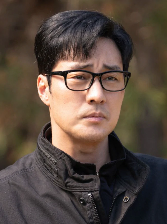 So Ji Sub chi tiền tỷ mua v&agrave;ng tặng &ecirc; k&iacute;p phim "Agent Kim reactivated" - Ảnh 1.
