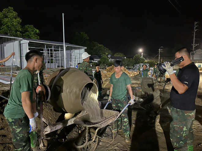 Xuy&ecirc;n đ&ecirc;m dựng m&aacute;i ấm cho d&acirc;n v&ugrave;ng lũ Mường Than - Ảnh 4.