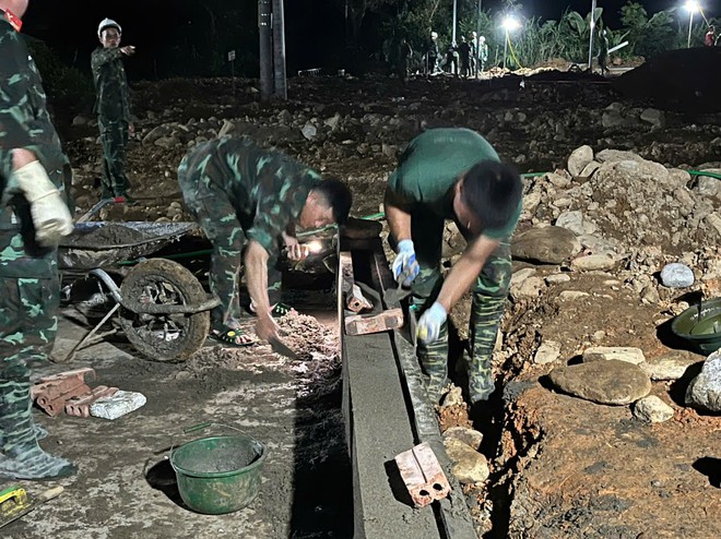 Xuy&ecirc;n đ&ecirc;m dựng m&aacute;i ấm cho d&acirc;n v&ugrave;ng lũ Mường Than - Ảnh 3.