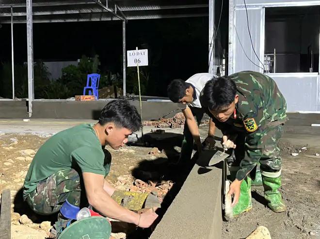 Xuy&ecirc;n đ&ecirc;m dựng m&aacute;i ấm cho d&acirc;n v&ugrave;ng lũ Mường Than - Ảnh 2.