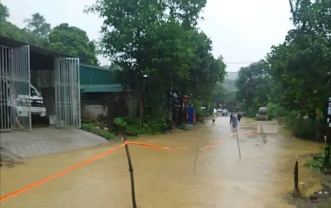 Mưa lớn g&acirc;y ngập s&acirc;u c&oacute; chỗ hơn 1m, nhiều tuyến đường L&agrave;o Cai bị chia cắt - Ảnh 1.