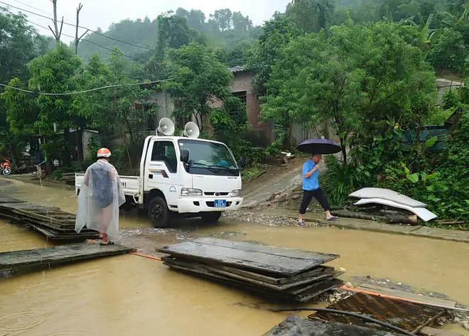 Mưa lớn g&acirc;y ngập s&acirc;u c&oacute; chỗ hơn 1m, nhiều tuyến đường L&agrave;o Cai bị chia cắt - Ảnh 2.