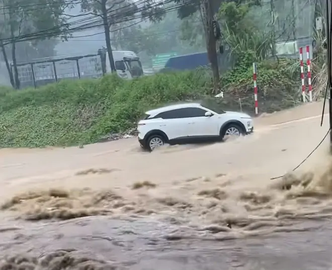 Mưa lớn g&acirc;y ngập s&acirc;u c&oacute; chỗ hơn 1m, nhiều tuyến đường L&agrave;o Cai bị chia cắt - Ảnh 4.