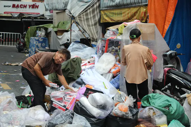 Ch&aacute;y khu vực Thương mại Bi&ecirc;n H&ograve;a: Hiện trường ngổn ngang, c&aacute;c tiểu thương trở lại dọn dẹp - Ảnh 10.