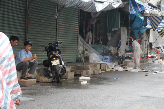 Ch&aacute;y khu vực Thương mại Bi&ecirc;n H&ograve;a: Hiện trường ngổn ngang, c&aacute;c tiểu thương trở lại dọn dẹp - Ảnh 12.