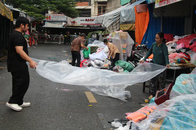 Ch&aacute;y khu vực Thương mại Bi&ecirc;n H&ograve;a: Hiện trường ngổn ngang, c&aacute;c tiểu thương trở lại dọn dẹp - Ảnh 9.