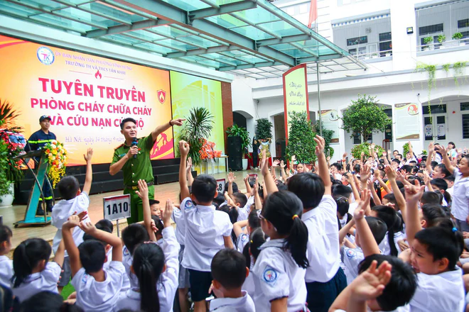 H&agrave; Nội: Học sinh nhiều trường được thực h&agrave;nh kỹ năng ATGT, PCCC - Ảnh 10.
