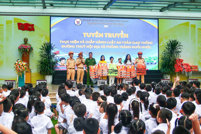 H&agrave; Nội: Học sinh nhiều trường được thực h&agrave;nh kỹ năng ATGT, PCCC - Ảnh 11.