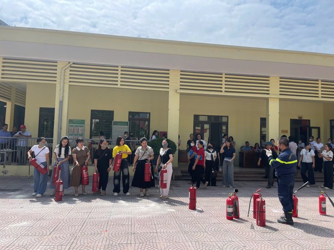 Hà Nội trang bị kỹ năng phòng cháy chữa cháy và cứu nạn cứu hộ cho giáo viên, học sinh- Ảnh 5.