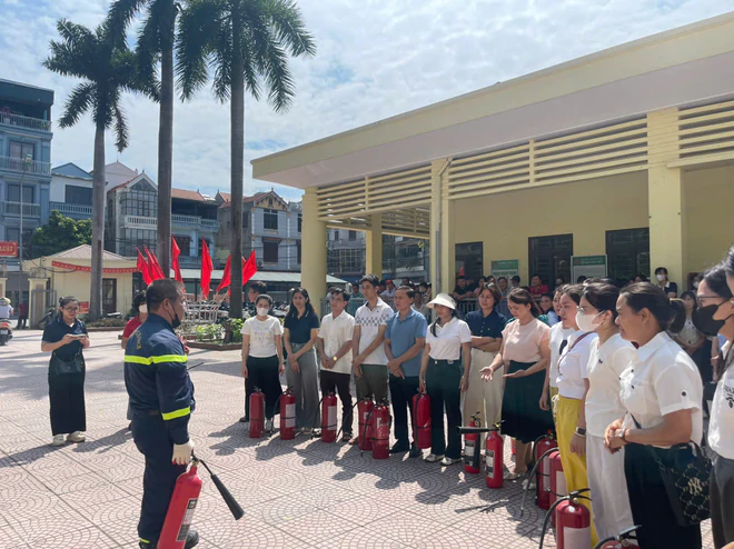 Hà Nội trang bị kỹ năng phòng cháy chữa cháy và cứu nạn cứu hộ cho giáo viên, học sinh- Ảnh 3.