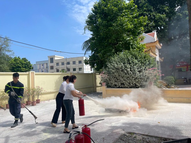 Hà Nội trang bị kỹ năng phòng cháy chữa cháy và cứu nạn cứu hộ cho giáo viên, học sinh- Ảnh 2.