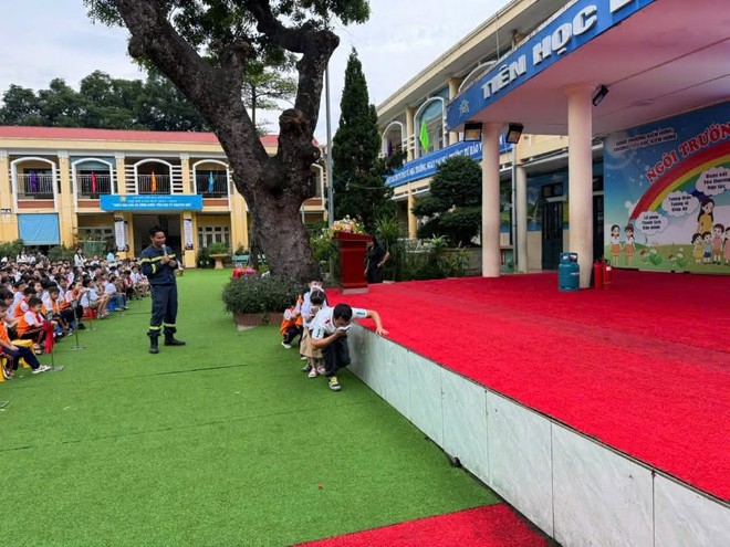 Hà Nội trang bị kỹ năng phòng cháy chữa cháy và cứu nạn cứu hộ cho giáo viên, học sinh- Ảnh 8.