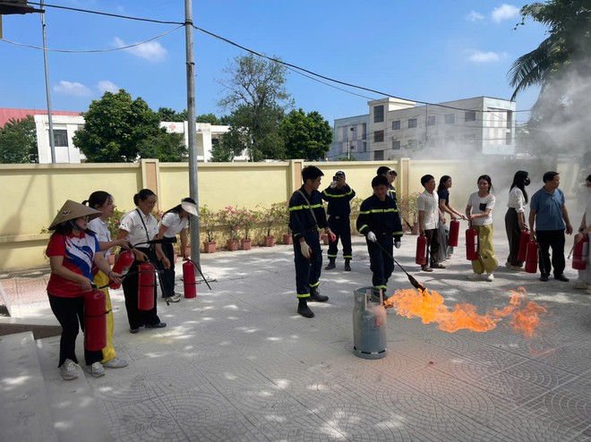 Hà Nội trang bị kỹ năng phòng cháy chữa cháy và cứu nạn cứu hộ cho giáo viên, học sinh- Ảnh 4.