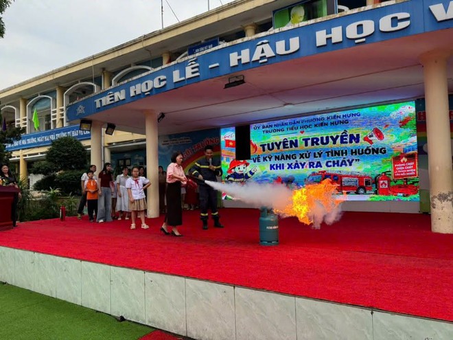Hà Nội trang bị kỹ năng phòng cháy chữa cháy và cứu nạn cứu hộ cho giáo viên, học sinh- Ảnh 7.