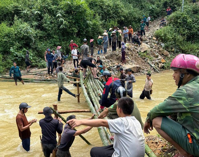 Huy động dân làm cầu tạm, giúp 1.200 hộ dân Yên Na thoát cảnh cô lập sau sạt lở núi- Ảnh 4.