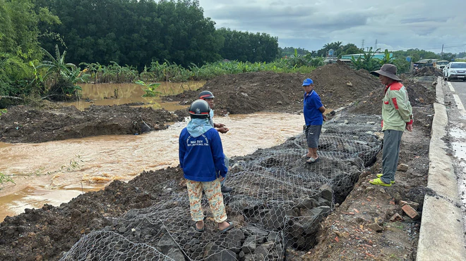Nhiều tuyến đường, khu dân cư ở Phước Tân lại ngập nặng do nước sông Buông dâng cao- Ảnh 6.