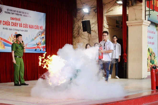 Hà Nội tăng cường kỹ năng ATGT, PCCC cho học sinh- Ảnh 6.