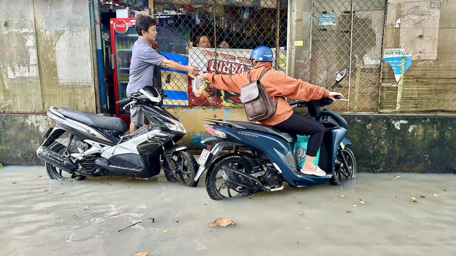 Mưa lớn cùng triều cường gây ngập nhiều khu vực tại Đồng Nai- Ảnh 4.