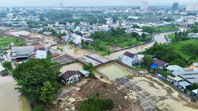 Mưa lớn cùng triều cường gây ngập nhiều khu vực tại Đồng Nai- Ảnh 9.
