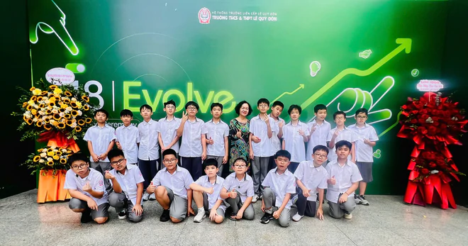 Học sinh H&agrave; Nội rộn r&agrave;ng ng&agrave;y khai giảng năm học mới - Ảnh 18.