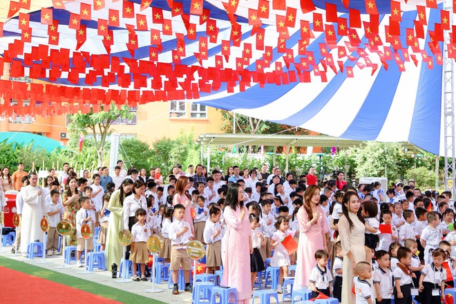 Học sinh H&agrave; Nội rộn r&agrave;ng ng&agrave;y khai giảng năm học mới - Ảnh 10.