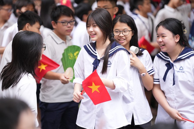 Học sinh H&agrave; Nội rộn r&agrave;ng ng&agrave;y khai giảng năm học mới - Ảnh 2.