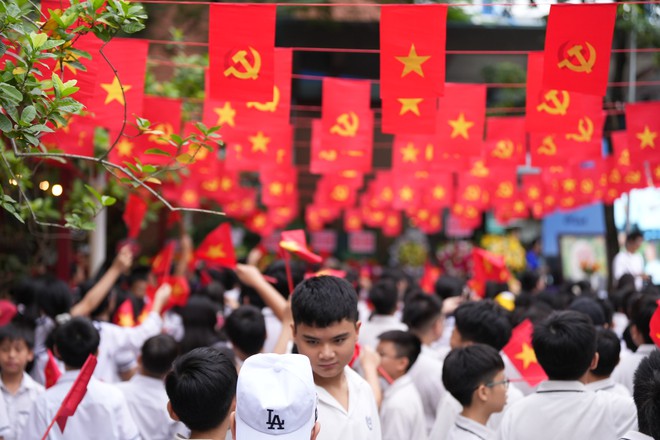 Học sinh H&agrave; Nội rộn r&agrave;ng ng&agrave;y khai giảng năm học mới - Ảnh 5.