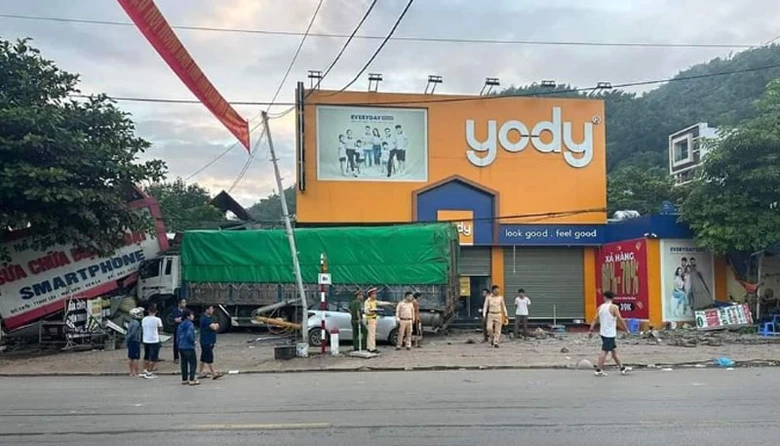 Tin tức tai nạn giao th&ocirc;ng mới nhất ng&agrave;y h&ocirc;m nay 2/10/2023 - Ảnh 4.