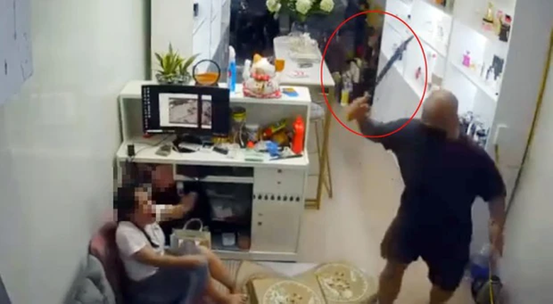 Hà Nội: Nhóm đối tượng cầm hung khí xông vào nhà hành hung 2 người - Ảnh 1. Hà Nội: Nhóm đối tượng cầm hung khí xông vào nhà hành hung 2 người - Ảnh 1.