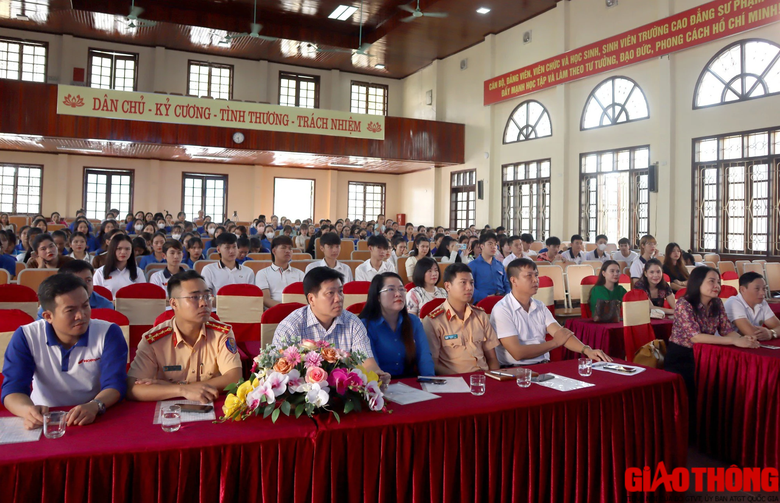 Nghệ An: X&acirc;y dựng văn h&oacute;a giao th&ocirc;ng trong học sinh, sinh vi&ecirc;n - Ảnh 1.