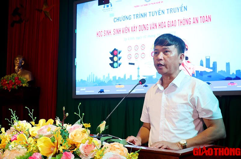 Nghệ An: X&acirc;y dựng văn h&oacute;a giao th&ocirc;ng trong học sinh, sinh vi&ecirc;n - Ảnh 2.