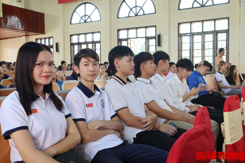 Nghệ An: X&acirc;y dựng văn h&oacute;a giao th&ocirc;ng trong học sinh, sinh vi&ecirc;n - Ảnh 4.
